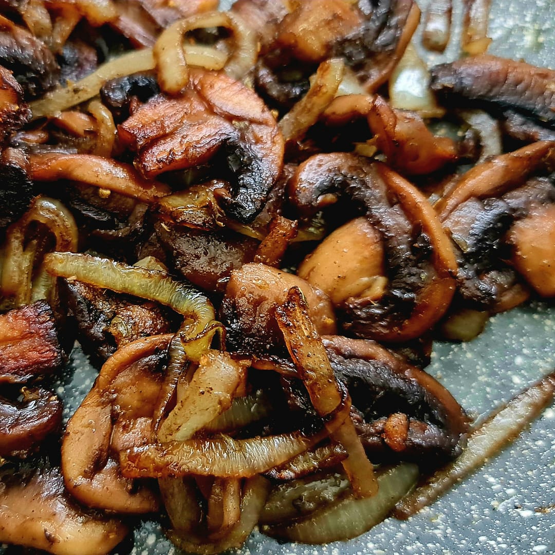 Mushroom Pizza With Caramelized Onions (Easy & Delicious)