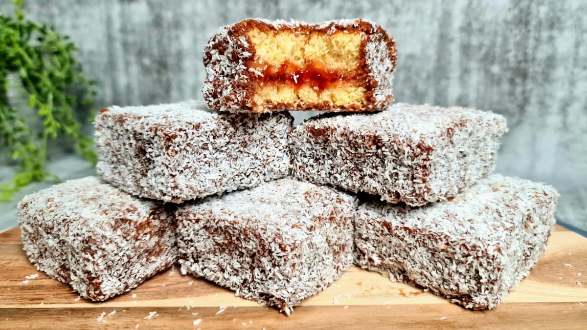 Lamingtons (Easy Lamingtons Recipe with Chocolate sauce)