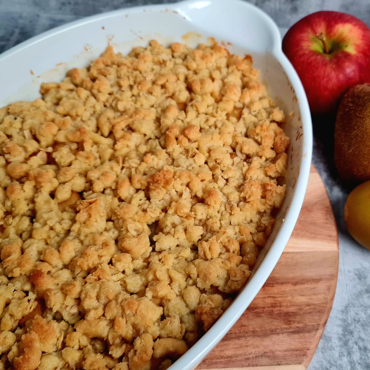 Apple Crumble with Kiwifruit (Quick and Easy Fruit Crumble)